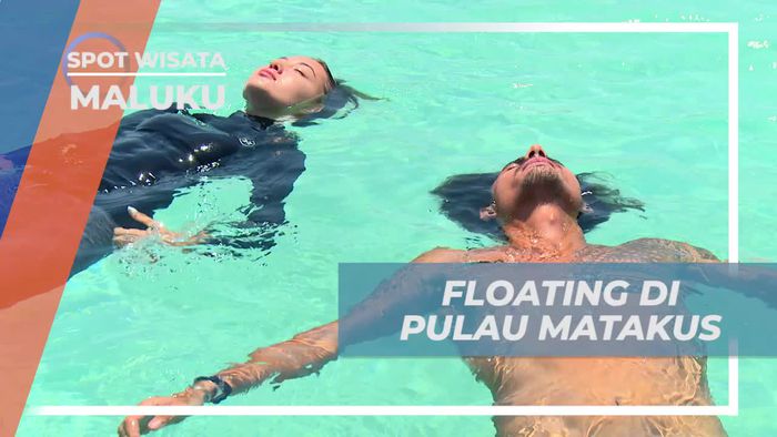 Bersantai dan Floating di Laut Tenang Pulau Matakus, Maluku