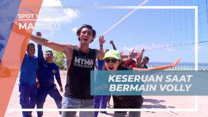 Merasakan Serunya Bermain Bola Voli bersama Warga Lokal di Pulau Matakus, Maluku