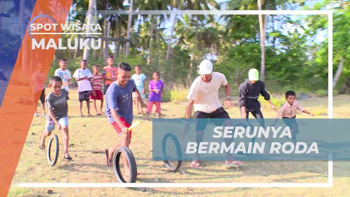 Bermain Roda Bekas Bersama Anak-anak Lokal di Pulau Batlosa, Maluku