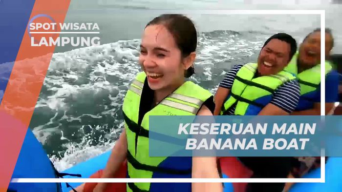 Serunya Bermain Banana Boat di Lampung