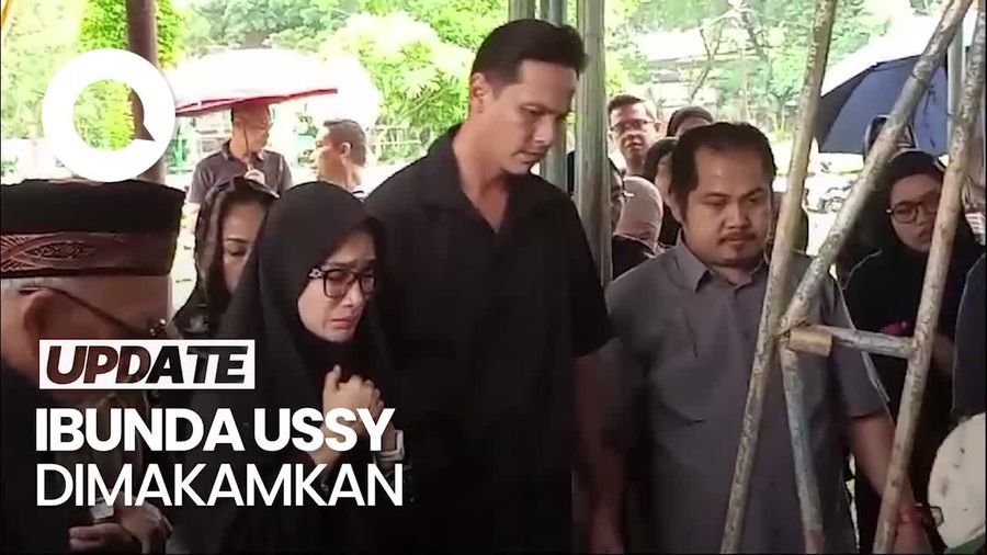 Video: Air Mata Ussy Sulistiawaty Tumpah di Pemakaman Ibunda