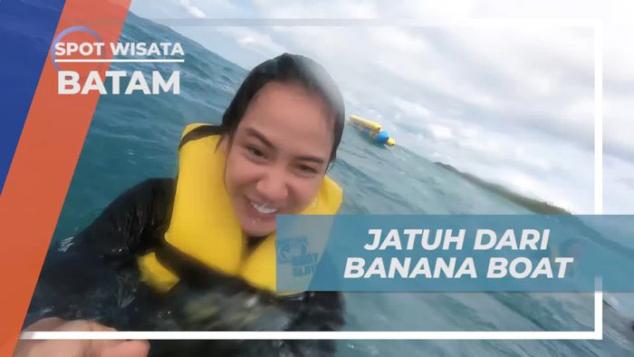 Jatuh ke Laut dengan Gembira Setelah Bermain Banana Boat di Kepri Coral