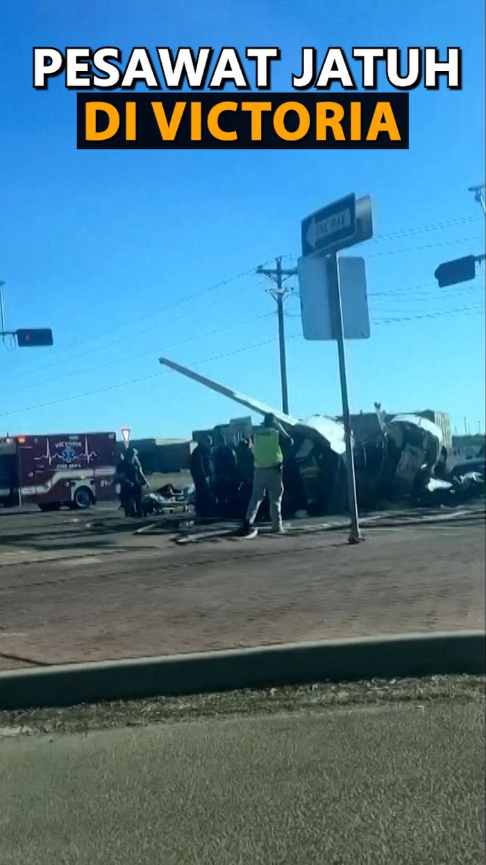 Video: Pesawat Kecil Jatuh di Jalan Raya Texas, 4 Orang Terluka