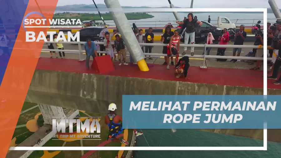 Menyaksikan Aksi Seru Permainan Rope Jump di Jembatan Barelang