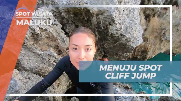 Mendaki Tebing Menuju Spot Cliff Jump di Pulau Sembunyi, Maluku