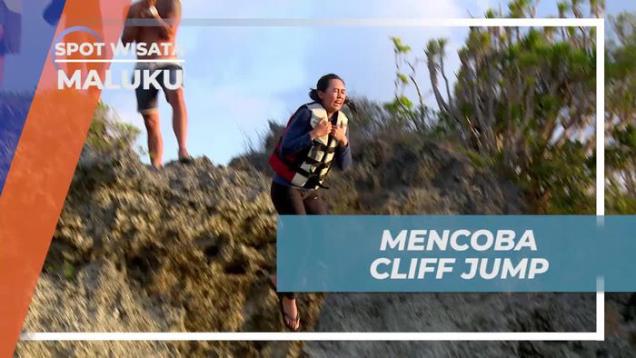 Mencoba Sensasi Cliff Jump di Pantai Sembunyi, Maluku