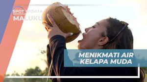 Menyegarkan Tubuh dengan Air Kelapa Muda di Batu Yadin, Maluku
