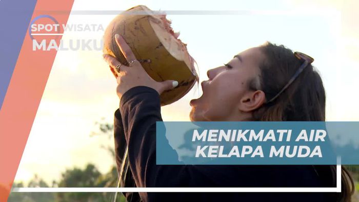 Menyegarkan Tubuh dengan Air Kelapa Muda di Batu Yadin, Maluku