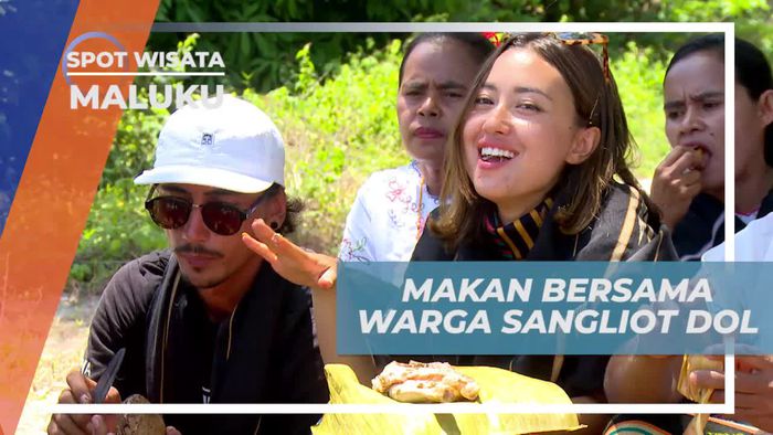 Menikmati Hidangan Bersama Warga Desa Sangliot Dol, Maluku