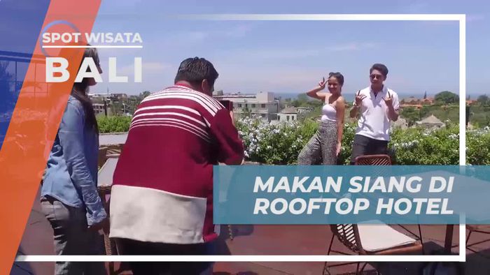 Menikmati Makan Siang di Rooftop Hotel dengan Pemandangan Bali