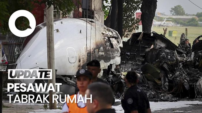 Video: CCTV Detik-detik Pesawat Kecil Tabrak Rumah di Argentina