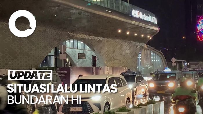 Video: Hujan Guyur Jakarta, Lalu Lintas di Sekitar Bundaran HI Padat