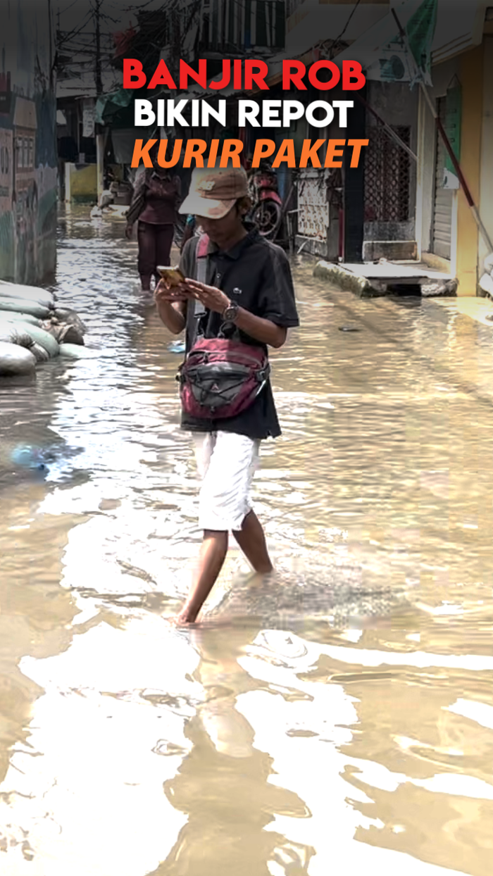 Video: Sulitnya Kurir Antar Paket Terjang Banjir Rob Muara Angke