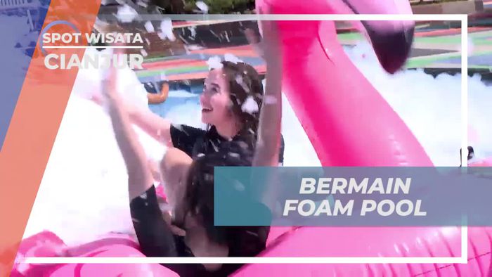 Bermain di Foam Pool yang Unik di Waterpark Cianjur