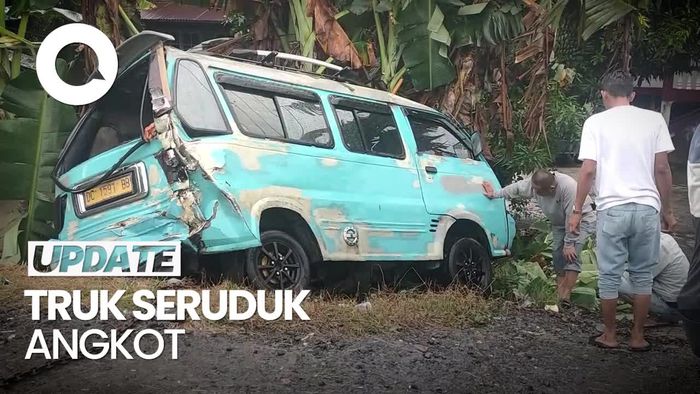 Video: Angkot Ditabrak Truk di Polewali Mandar, 4 Orang Luka-luka