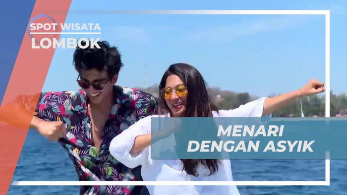 Tari Asyik di Atas Kapal di Gili Meno, Lombok