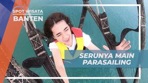 Mengudara dengan Parasailing dan Menikmati Pemandangan Anyer, Banten