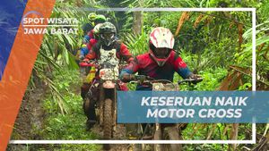 Keseruan Menyusuri Jalur Licin dengan Motor Cross di Desa Bunter, Ciamis