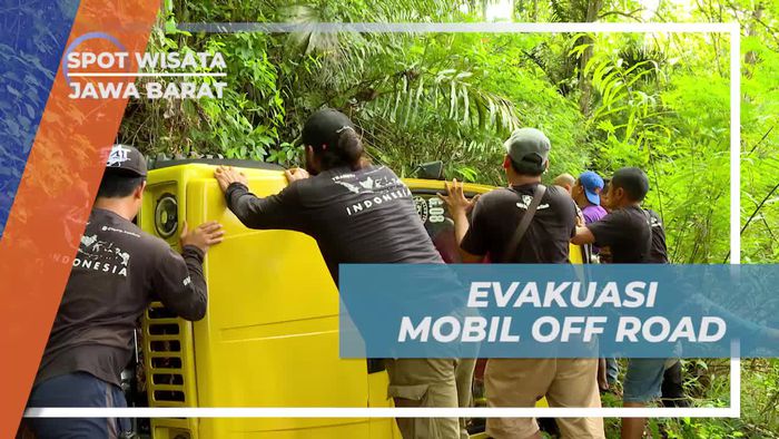 Bergotong Royong Mengevakuasi Mobil Terbalik di Hutan Desa Bunter, Ciamis