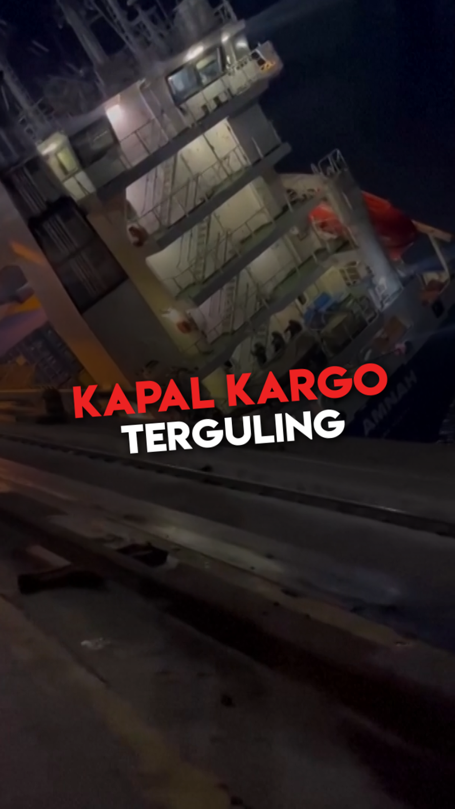 Video: Detik-detik Kapal Kargo Terguling di Pelabuhan Istanbul  