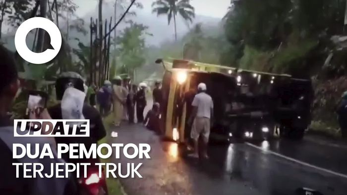 Video: Truk Gagal Nanjak dan Terguling Lalu Timpa 2 Pemotor di Tasikmalaya