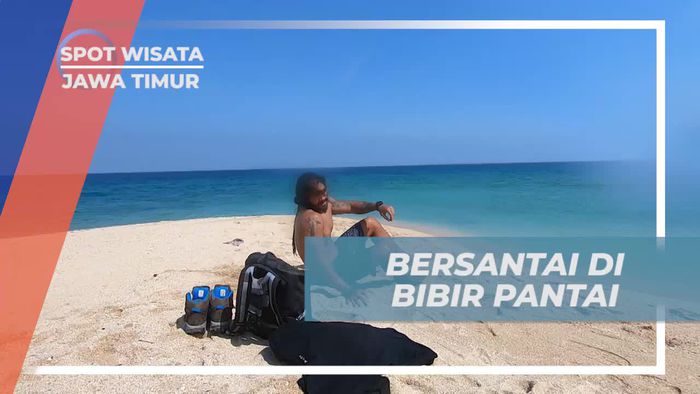 Bersantai di Bibir Pantai Gili Ketapang, Jawa Timur