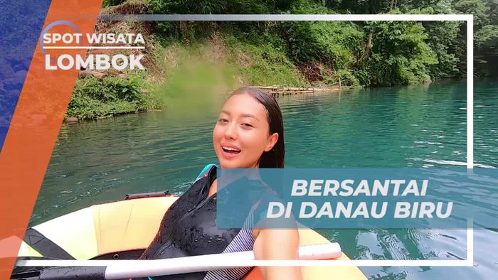 Bersantai Sambil Menikmati Alam Danau Biru, Lombok