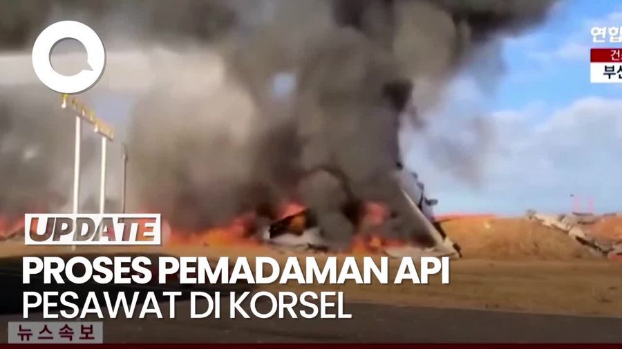 Video: Momen Pemadaman Api Pesawat yang Tabrak Tembok di Bandara Korsel