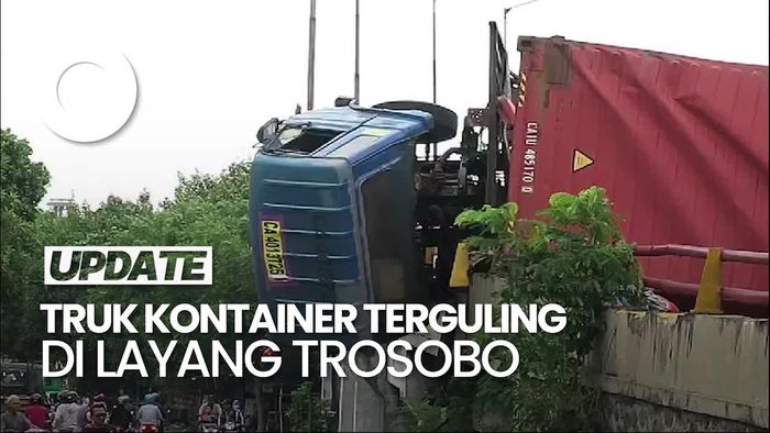Video Truk Kontainer Terguling di Layang Trosobo gegara Tak Kuat Nanjak