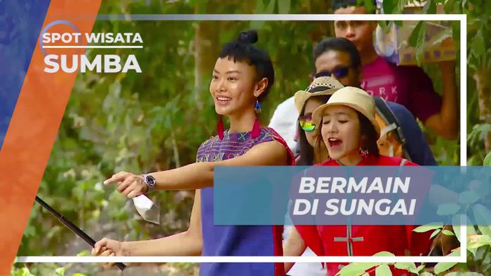 Bermain di Sungai yang Sejuk dalam Perjalanan ke Air Terjun Lapopo Sumba