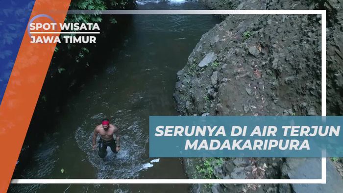 Bersenang-senang di Air Terjun Madakaripura, Jawa Timur