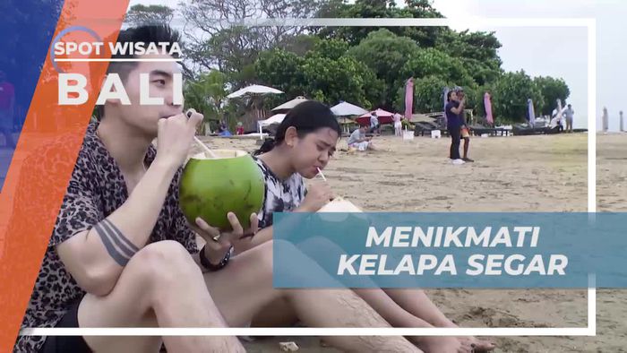Bersantai Sambil Menikmati Kelapa Segar di Pantai, Bali