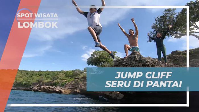 Mengajak Tim untuk Jump Cliff di Pantai Semangkok, Lombok