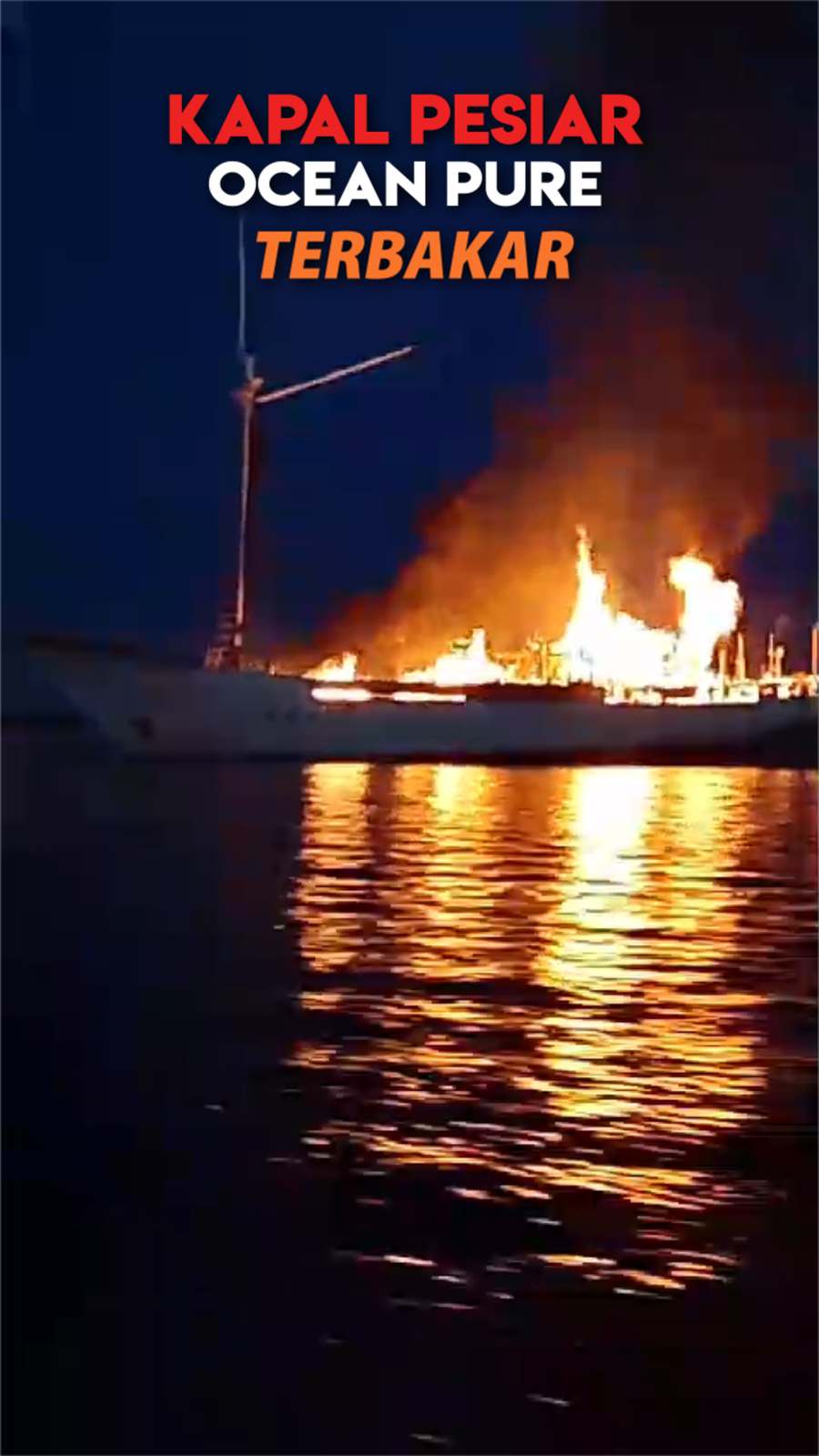 Video Kapal Pesiar Ocean Pure Terbakar di Perairan Raja Ampat 