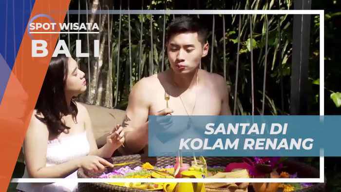 Bersantai Menikmati Makanan Lezat di Kolam Renang, Bali