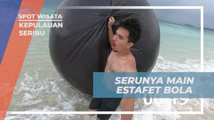 Menentukan Pemenang dalam Lomba Estafet Bola yang Seru di Gusungan Pasir, Kepulauan Seribu