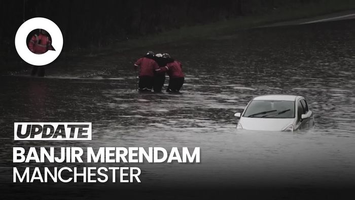 Video Evakuasi Lansia Terjebak di Mobil yang Terendam Banjir di Manchester