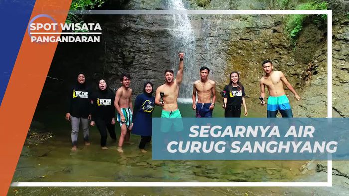 Menyegarkan Diri di Air Curug Sanghyang, Pangandaran