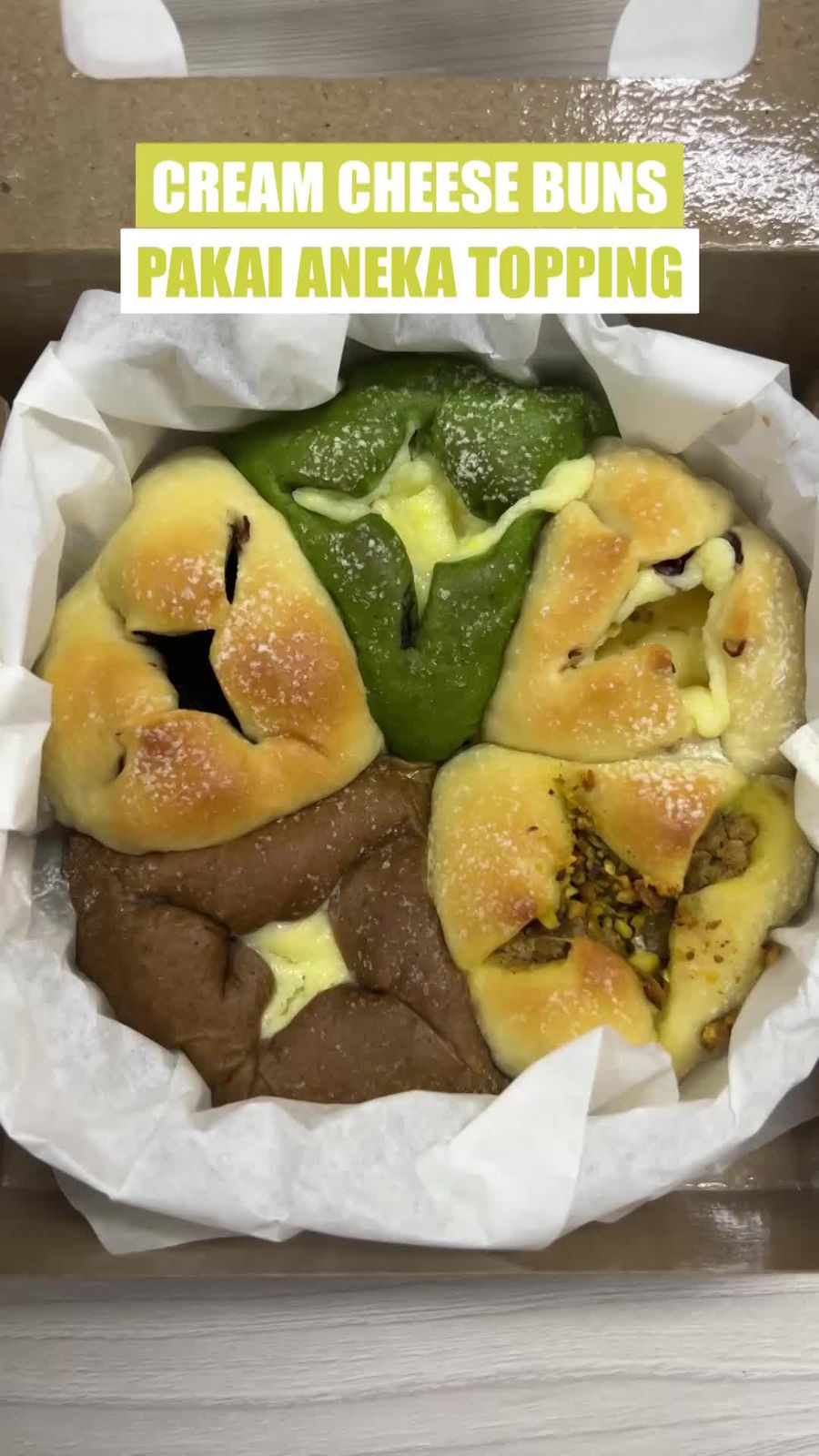 Video: Empuk Lembut Milk Bun Isi Krim Keju Pakai Topping Pistachio-Chai