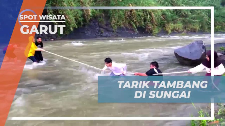 Tarik Tambang Seru di Sungai Garut