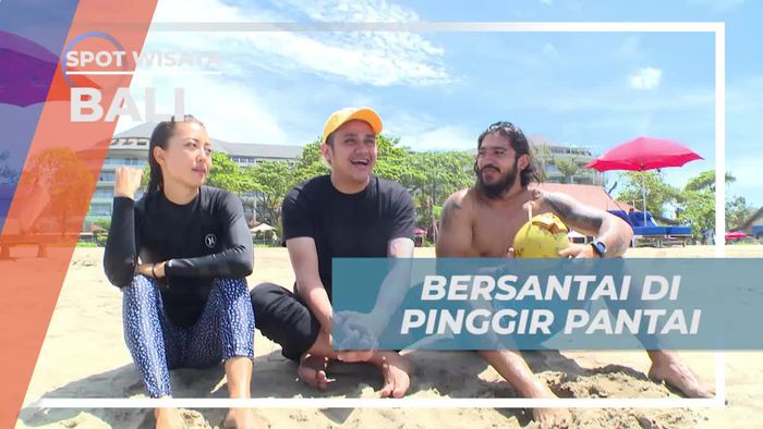 Relaksasi Sambil Menikmati Air Kelapa di Pantai Bali