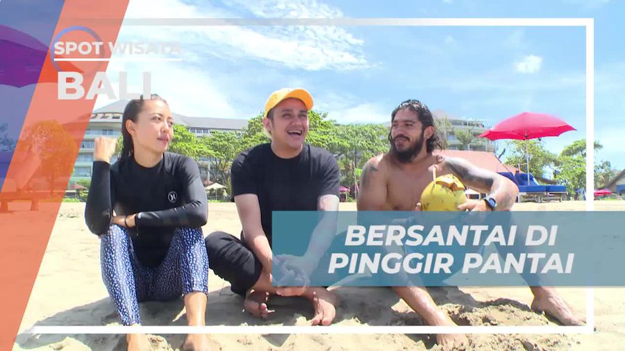 Relaksasi Sambil Menikmati Air Kelapa di Pantai Bali