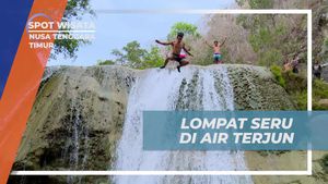 Melompat Seru dari Tebing di Air Terjun Tanggedu, Nusa Tenggara Timur