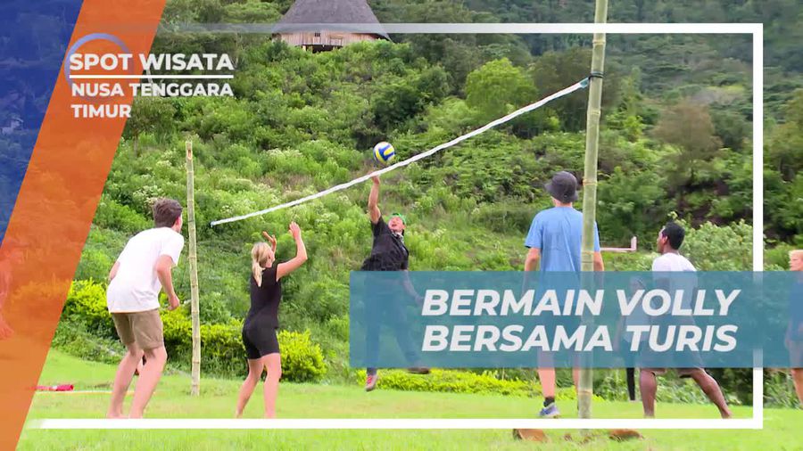 Bermain Volly Seru Bersama Turis di Desa Waerebo, Nusa Tenggara Timur