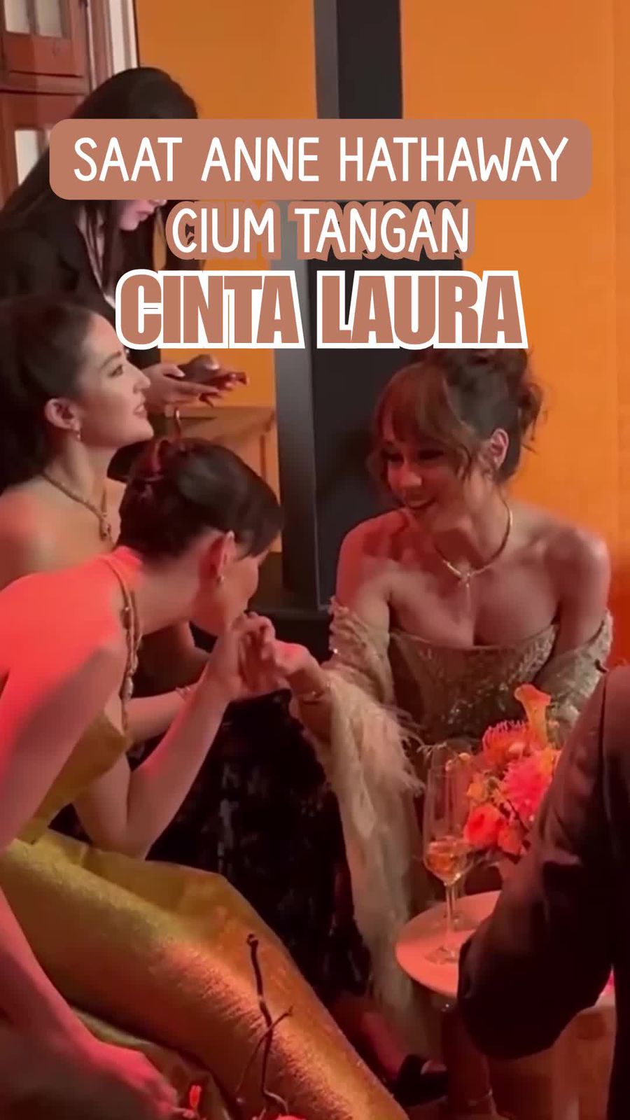 Video: Momen Pertemuan Cinta Laura dan Anne Hathaway yang Akrab Banget