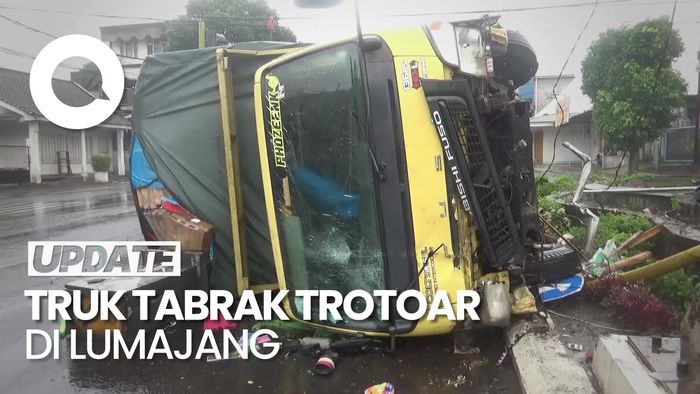 Video: Detik-detik Truk Tabrak Trotoar-Lampu Lalu Lintas di Lumajang