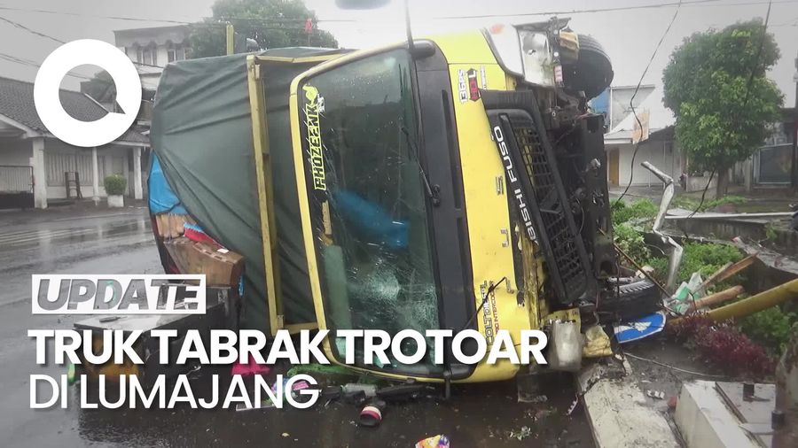 Video: Detik-detik Truk Tabrak Trotoar-Lampu Lalu Lintas di Lumajang