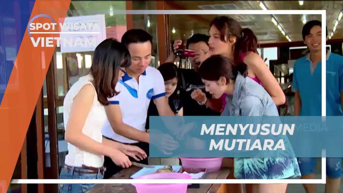 Melihat Proses Penyusunan Mutiara di Vietnam