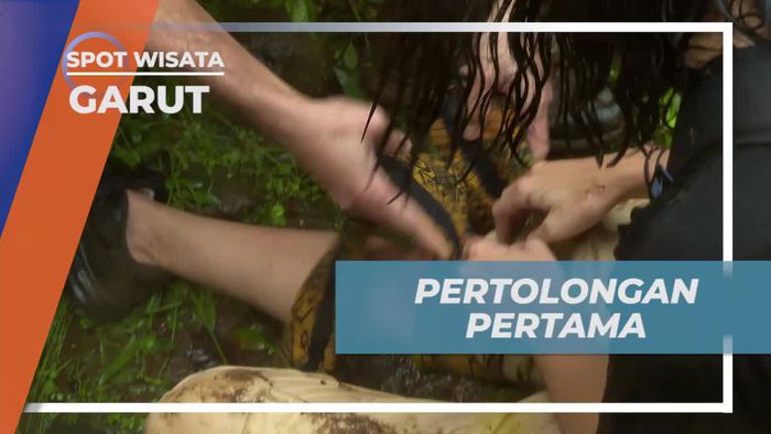 Memberikan Pertolongan Pertama di Tengah Hutan Garut