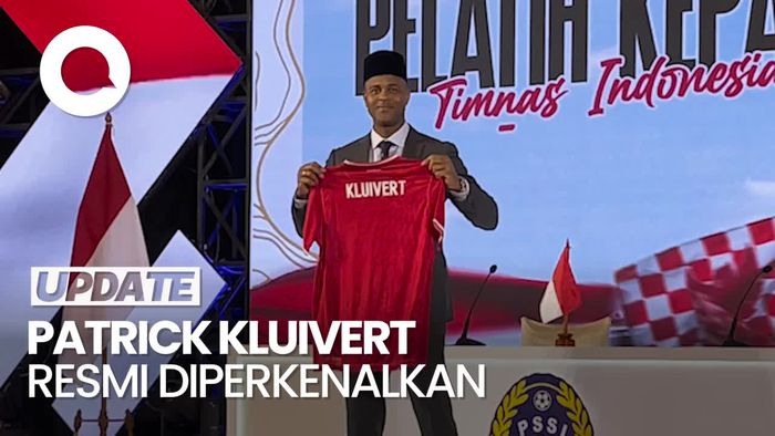 Video: Gaya Patrick Kluivert Pakai Peci Sambil Pamer Jersey Timnas Indonesia